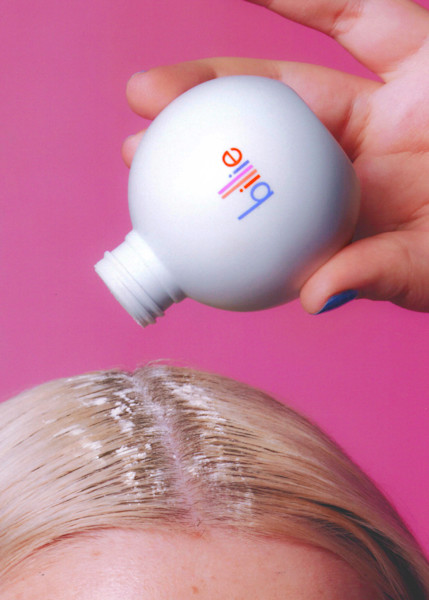 woman using floof dry shampoo in the shade light 