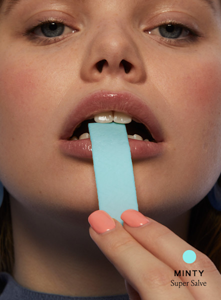 Women with chewing gum