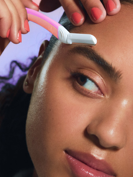 model using malibu dermaplane handle on her eyebrows