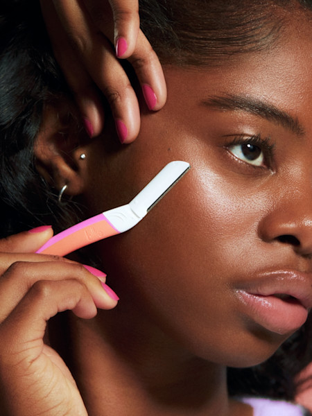 model using malibu dermaplane on her cheekbone