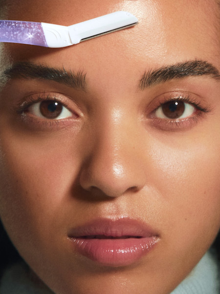 model using sparkle dermaplane on her forehead