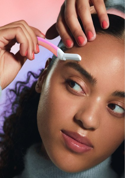 model using malibu dermaplane on her eyebrows