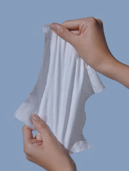 A woman holding a Billie Wonder Wipe tight in both hands on a periwinkle background.